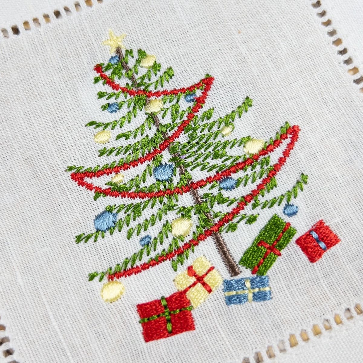 Christmas Tree Machine Embroidery Design, 4 sizes Christmas tree with presents, Christmas China complementary design