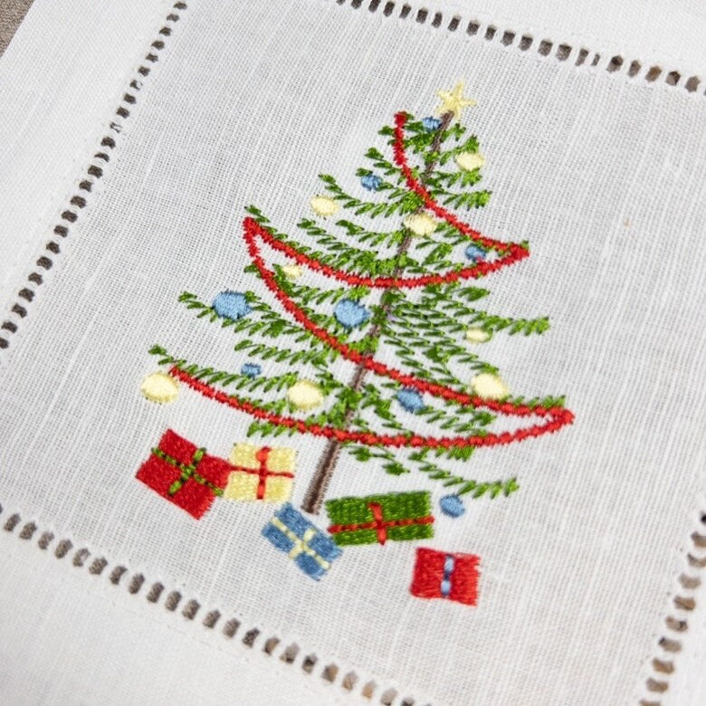 Christmas Tree Machine Embroidery Design, 4 sizes Christmas tree with presents, Christmas China complementary design