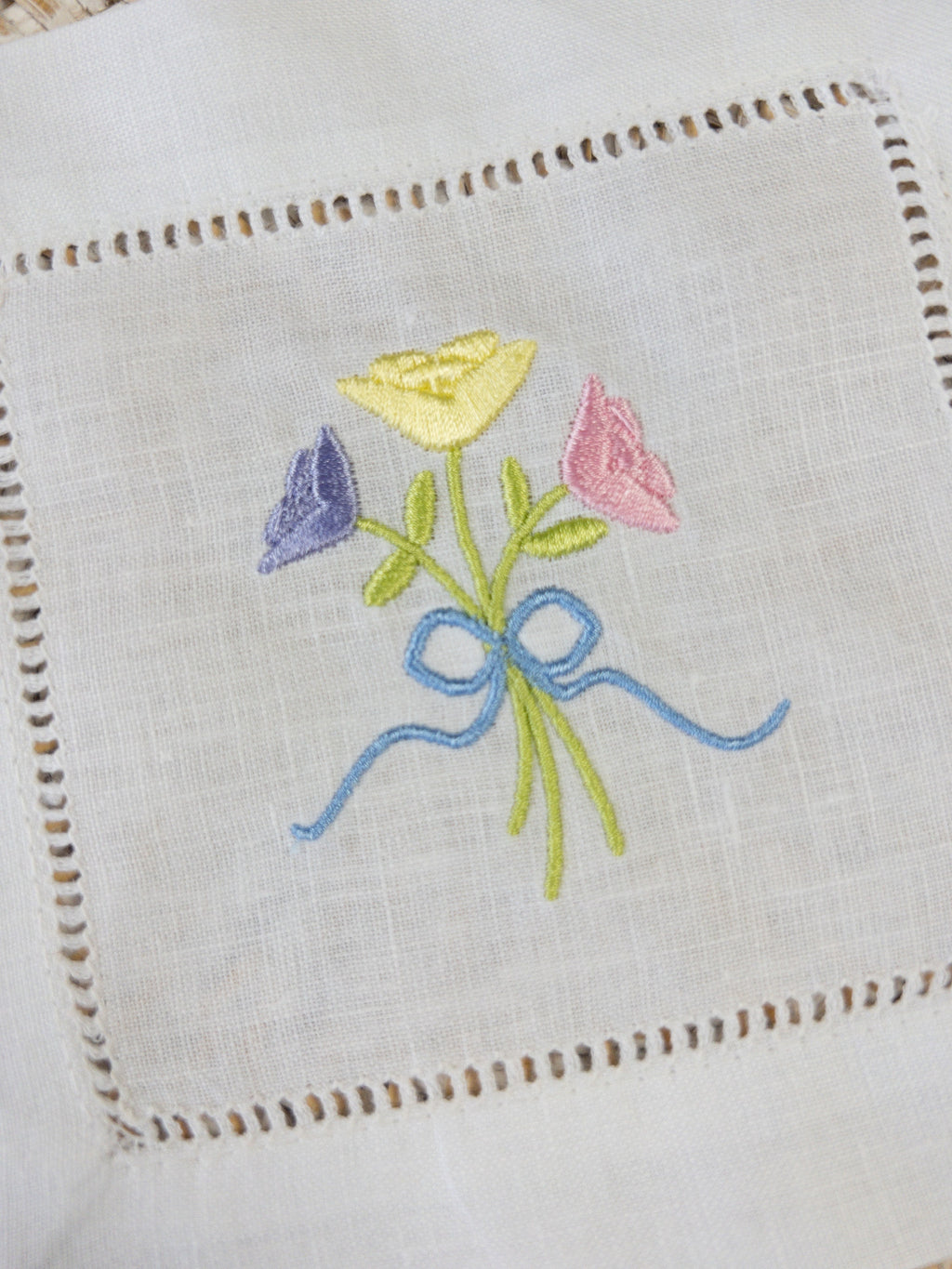Flower Bouquet Embroidery Design,  Machine Embroidery Design, Spring Floral Bouquet Design, Vintage Inspired Embroidery, Spring Embroidery
